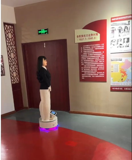 公司生产研发的智能迎宾讲解机器人在历史博物馆上的一展风采